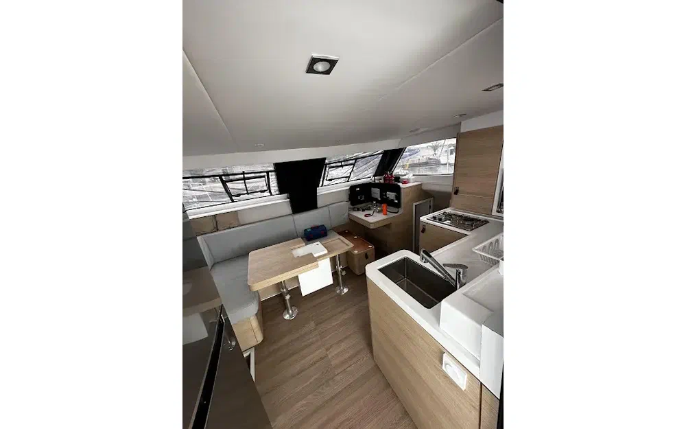 slider 10 Indigo Yacht Aventura 37