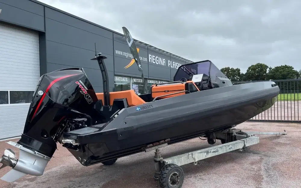 slider 1 Iron Boats 767