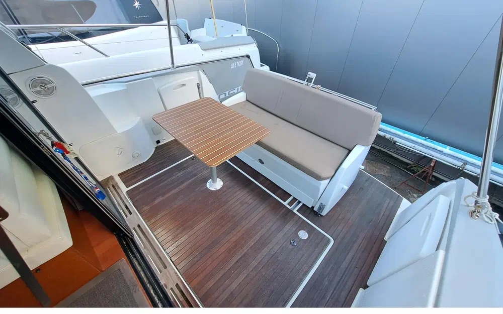 slider 6 Jeanneau NC 9