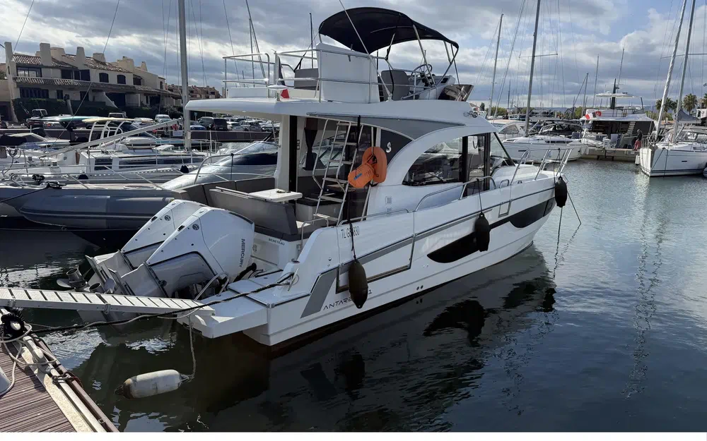 slider 0 Beneteau Antares 11 Fly
