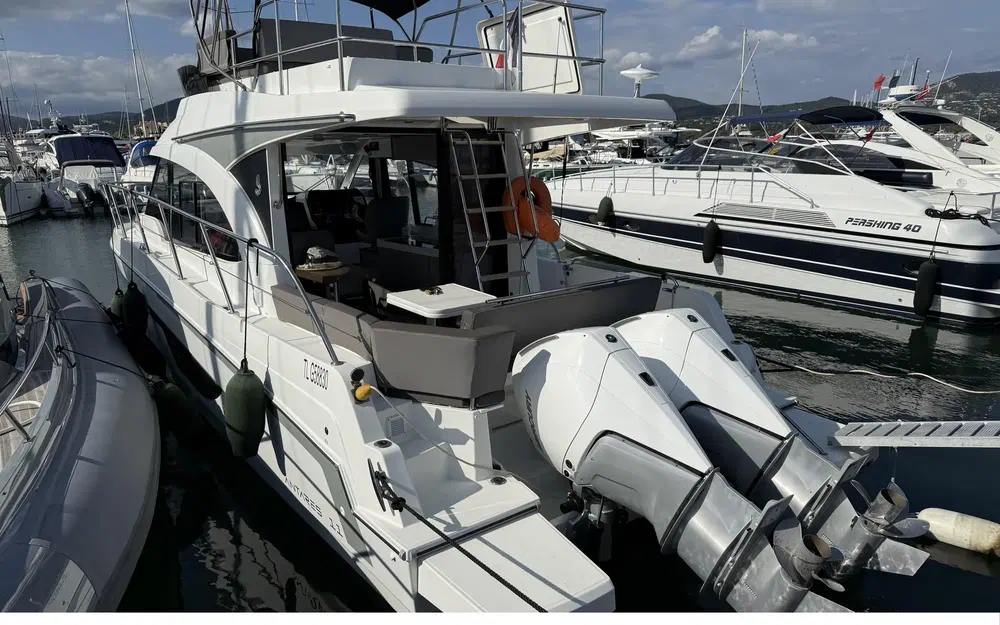 slider 1 Beneteau Antares 11 Fly