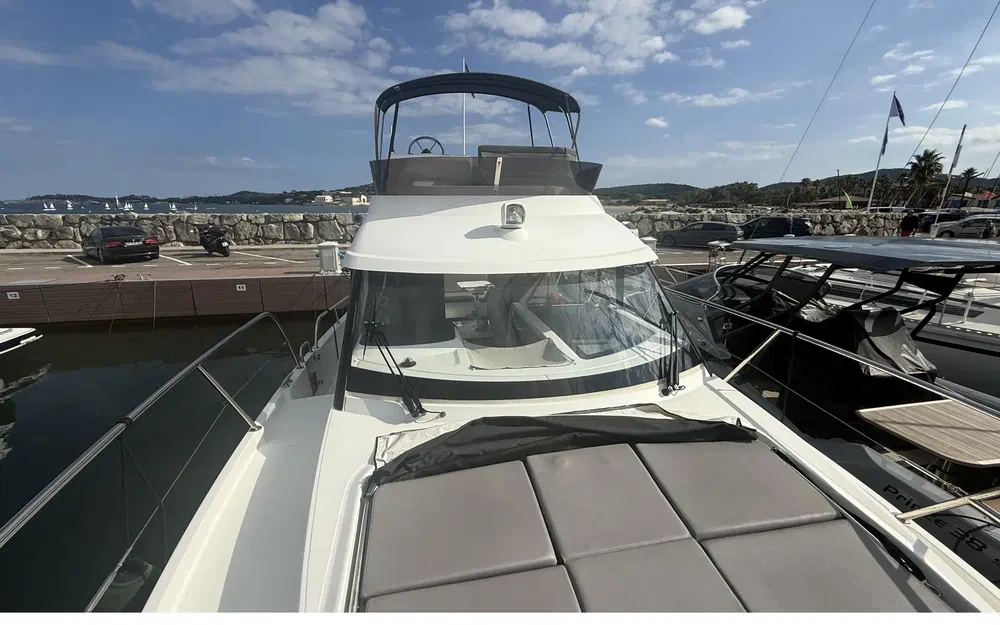 slider 6 Beneteau Antares 11 Fly