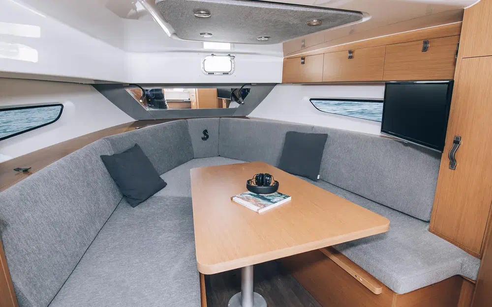 slider 5 Beneteau Flyer 10