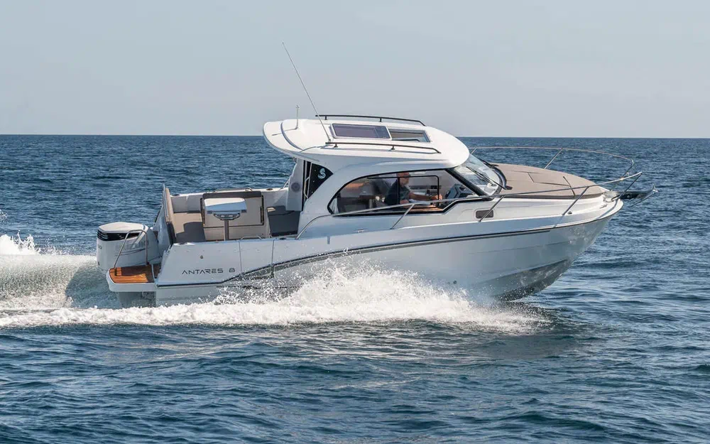 slider 1 Beneteau Antares 8