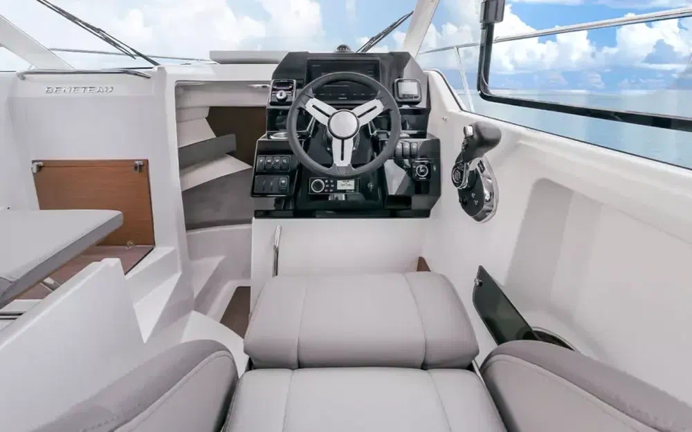 slider 2 Beneteau Antares 8