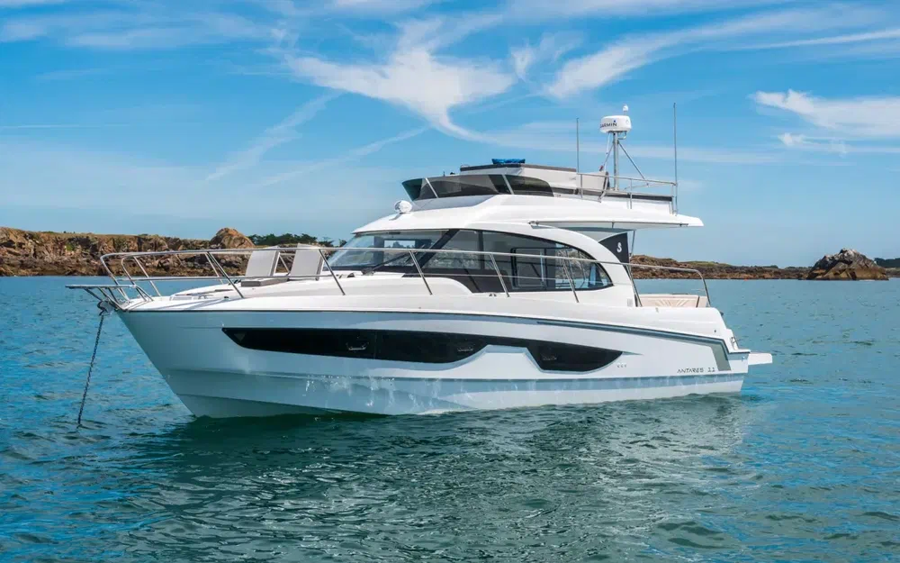 slider 2 Beneteau Antares 11