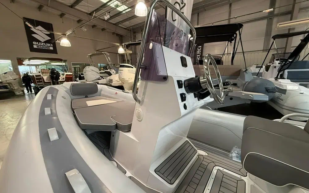 slider 2 Gala Boats V650