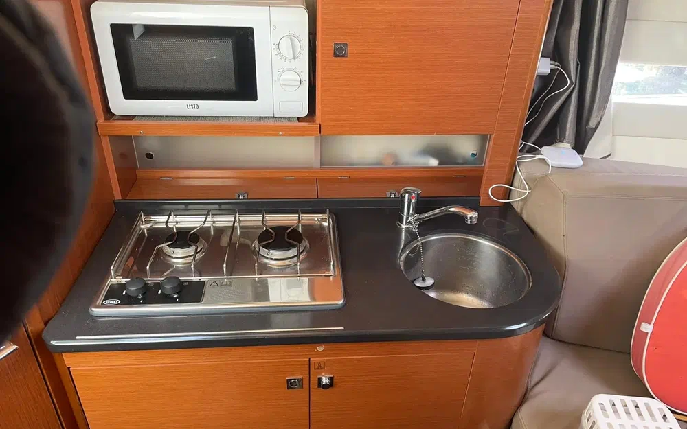 slider 5 Jeanneau Leader 8