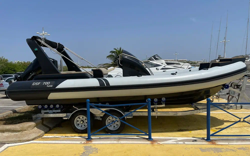 slider 1 Bateau Semi rigide DSF 700