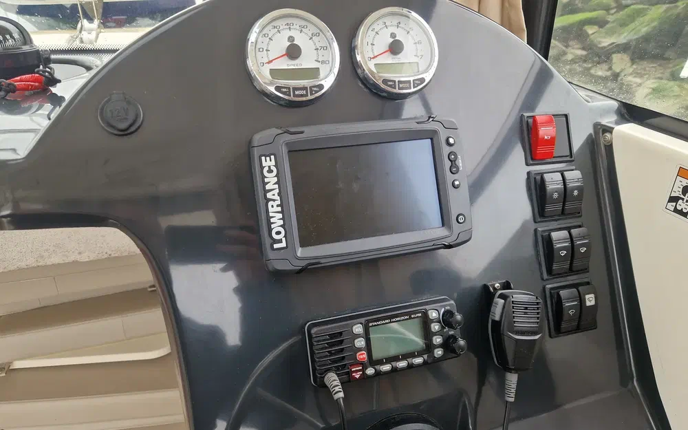 slider 10 Quicksilver Activ 605 Pilothouse