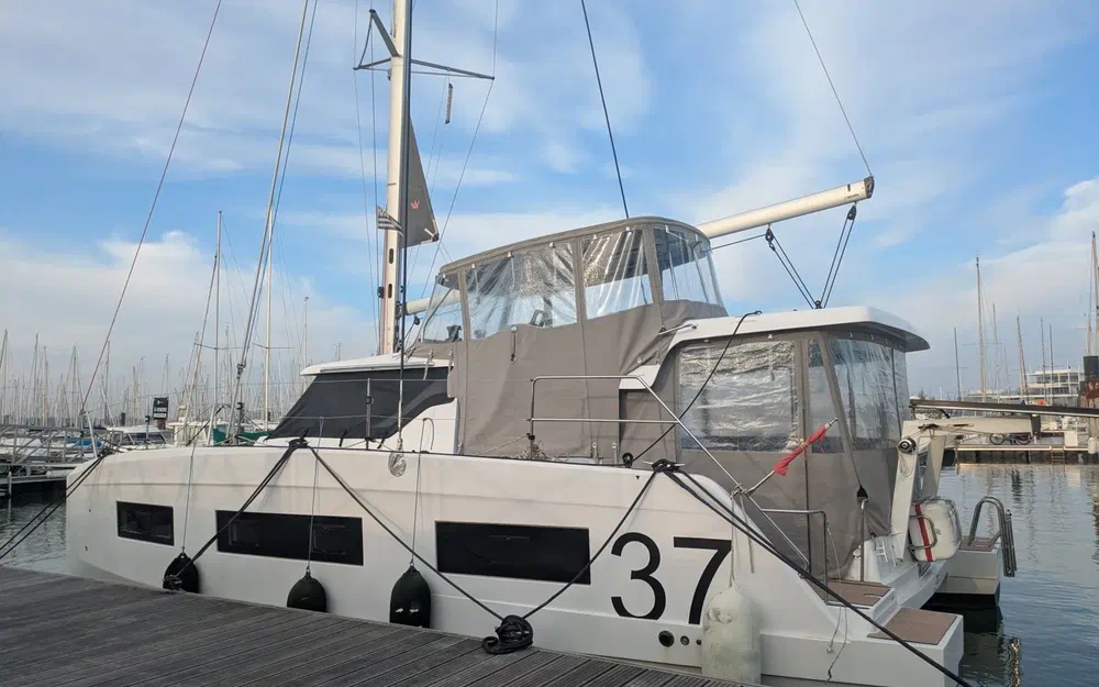slider 13 Aventura Catamarans A37
