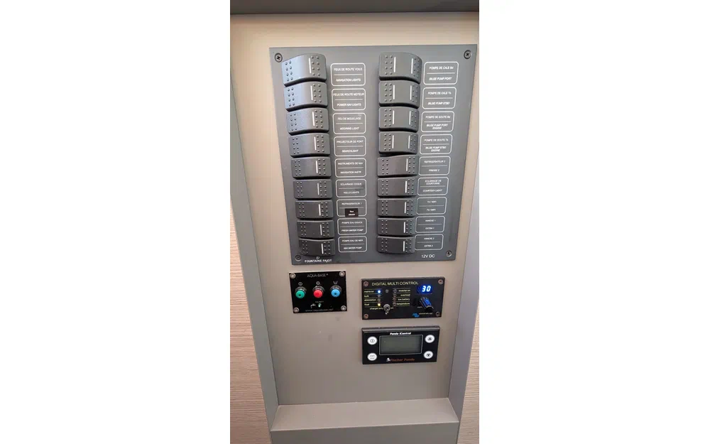 slider 11 Fountaine Pajot Astrea 42