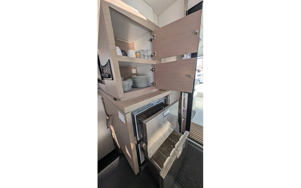 slider 13 Fountaine Pajot Astrea 42