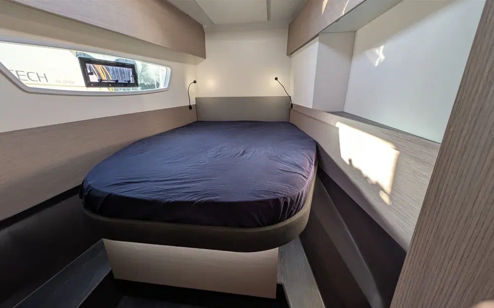 slider 14 Fountaine Pajot Astrea 42