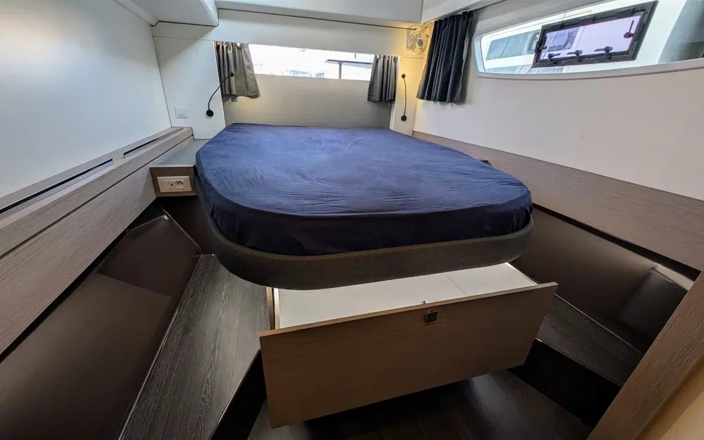 slider 16 Fountaine Pajot Astrea 42