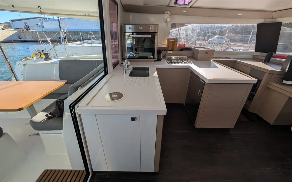 slider 8 Fountaine Pajot Astrea 42