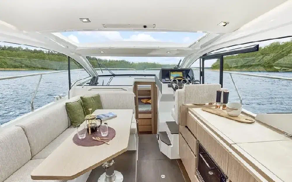 slider 9 Sealine C335