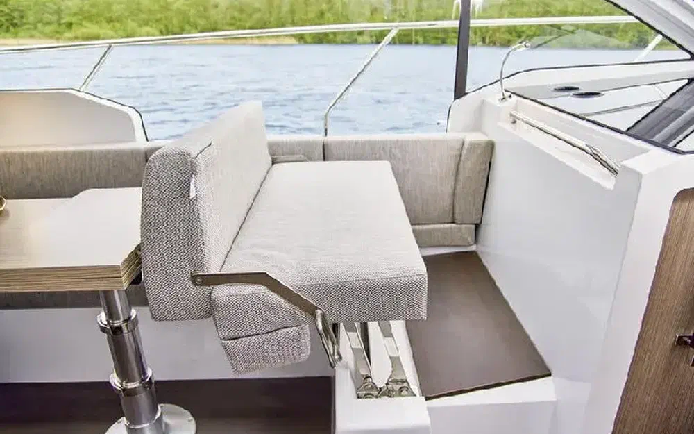 slider 11 Sealine C335