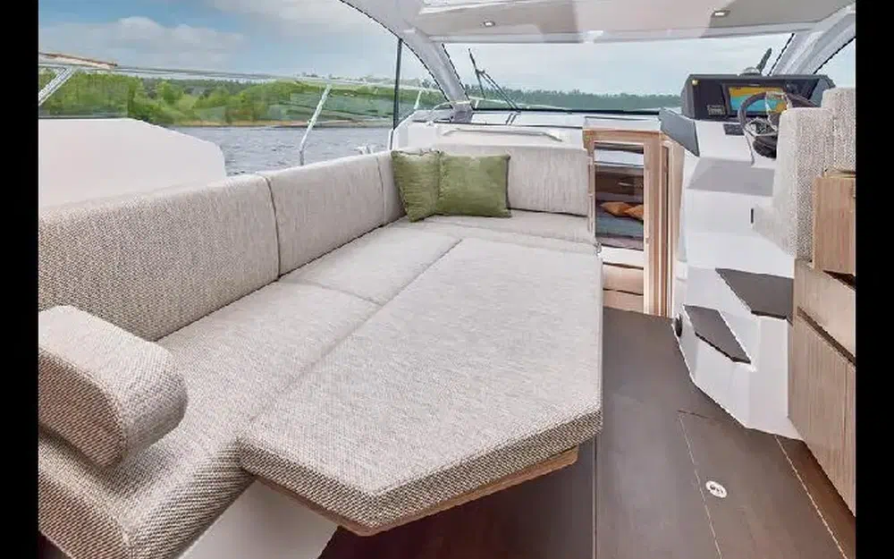 slider 12 Sealine C335