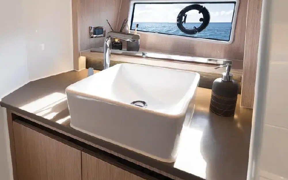 slider 7 Sealine C335