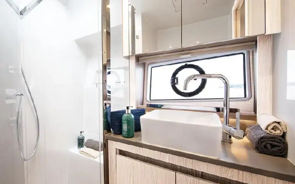 slider 17 Sealine C390