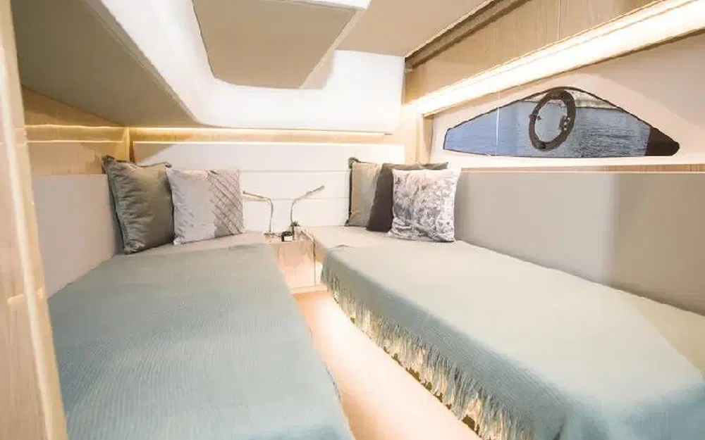 slider 7 Sealine C390