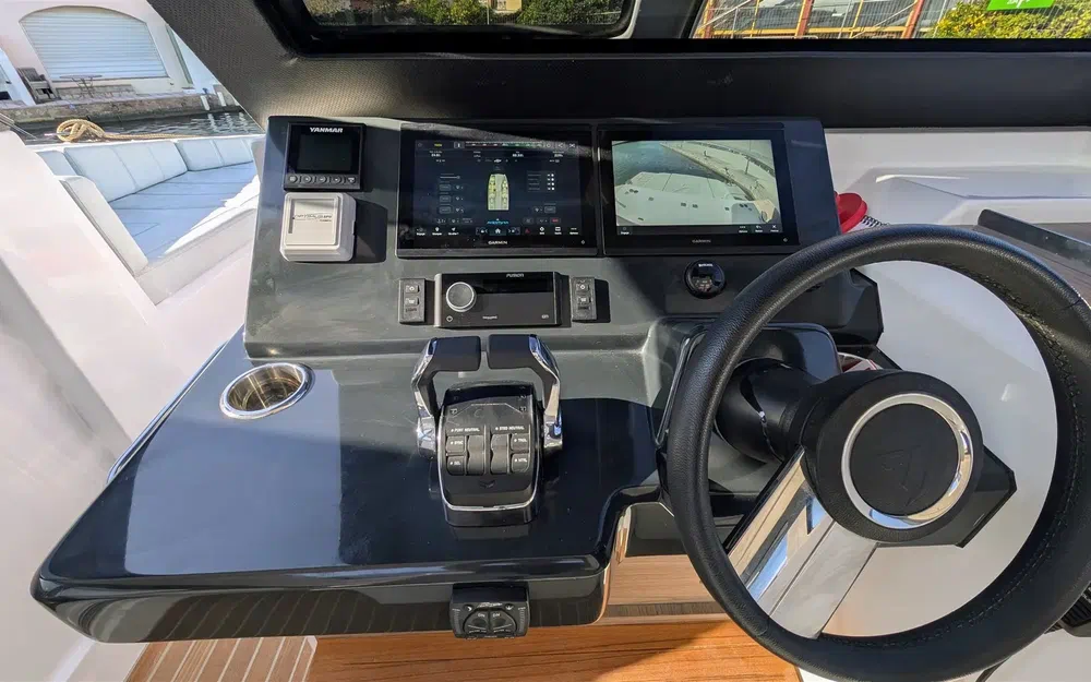 slider 5 Aventura Yacht 38 SC