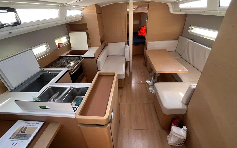 slider 2 Jeanneau Sun Odyssey 410