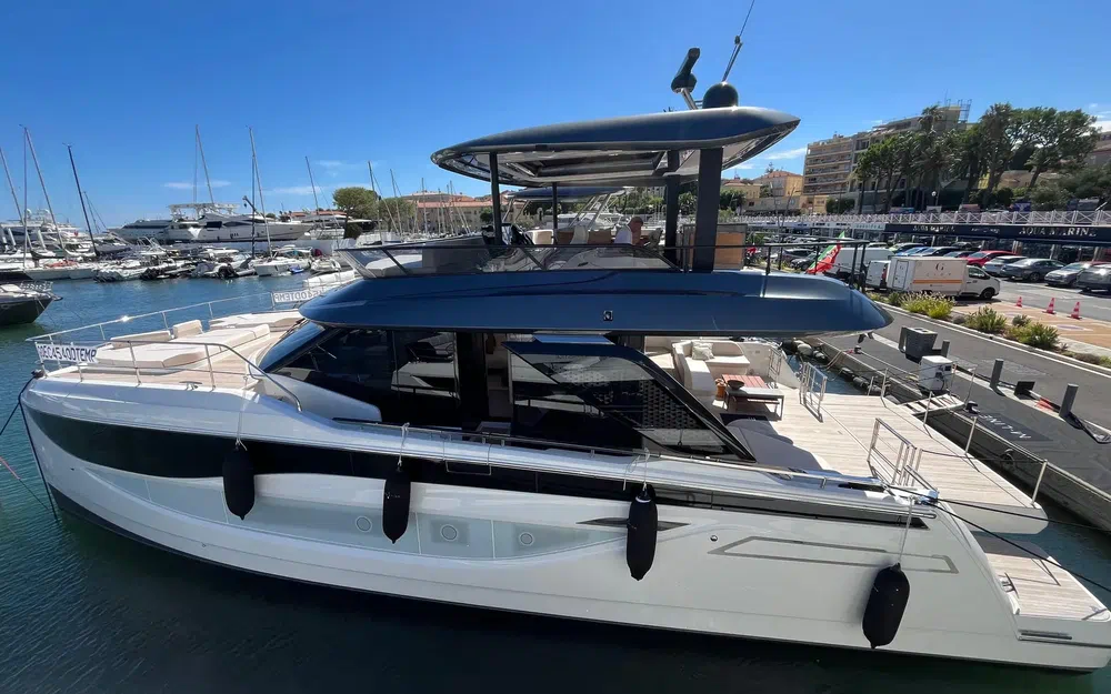 slider 0 Prestige Yachts M7