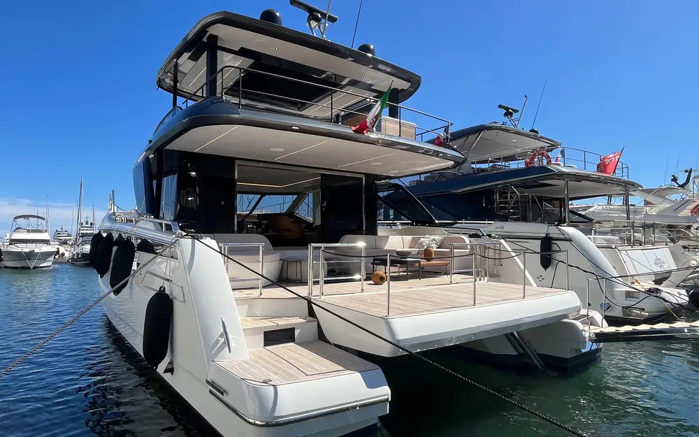 slider 1 Prestige Yachts M7