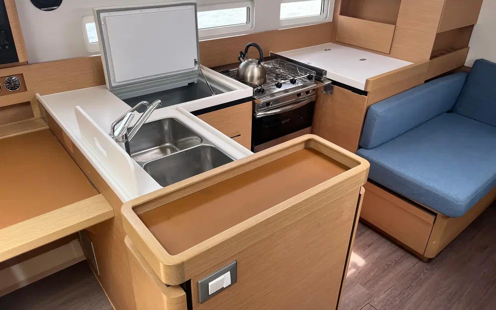 slider 5 Jeanneau Sun Odyssey 410