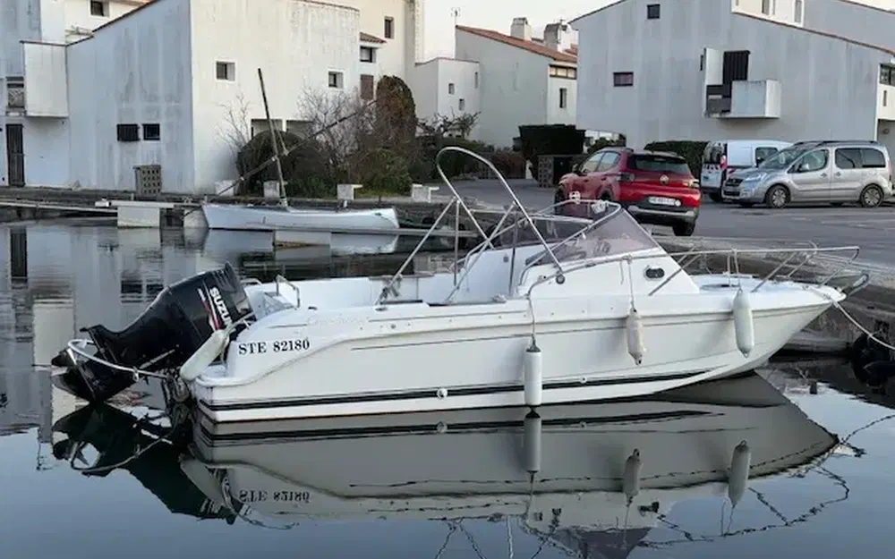 slider 5 B2 Marine Cap Ferret 652 Cabin Cruiser