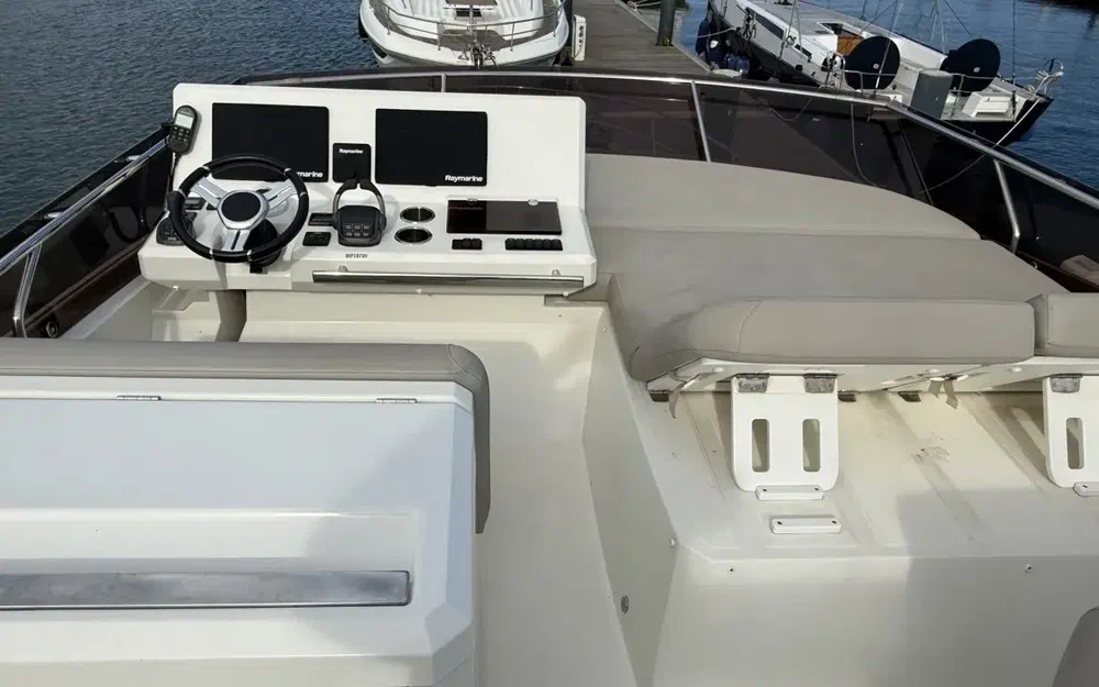 slider 9 Prestige Yachts 520 Fly
