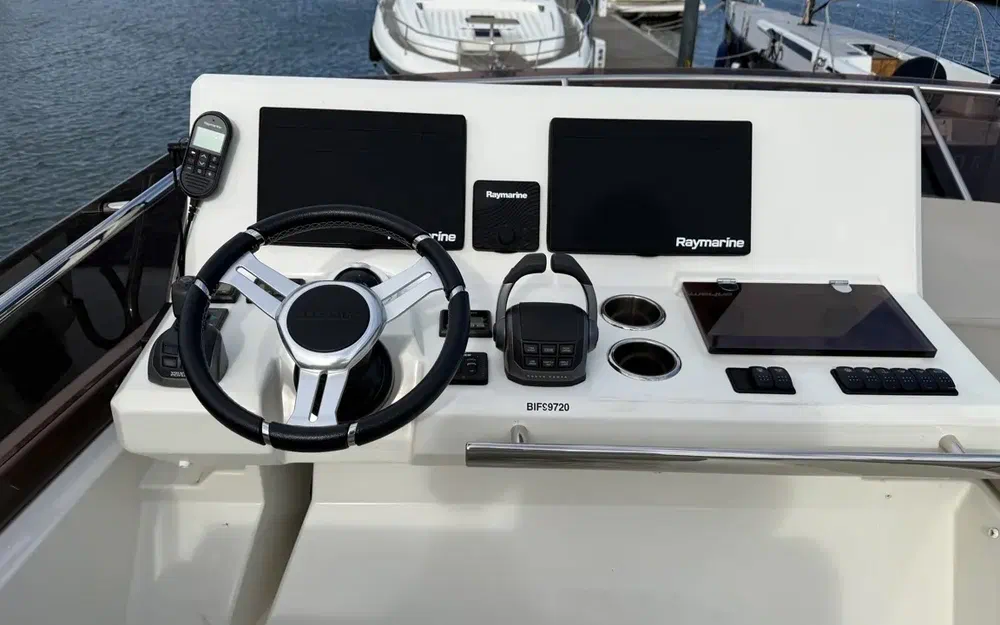 slider 10 Prestige Yachts Prestige 520 Fly