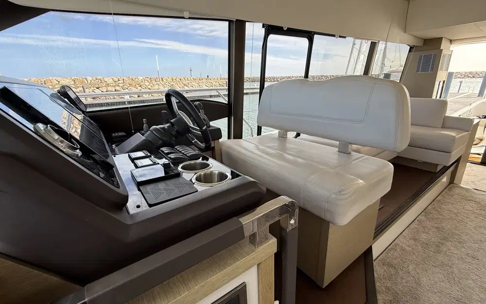 slider 24 Jeanneau Prestige 520 Fly