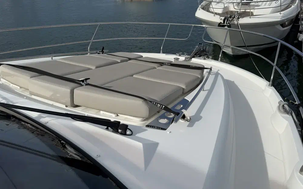 slider 3 Prestige Yachts 520 Fly