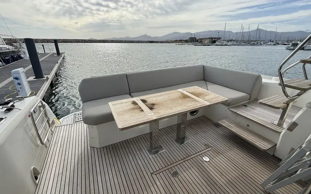 slider 5 Prestige Yachts 520 Fly