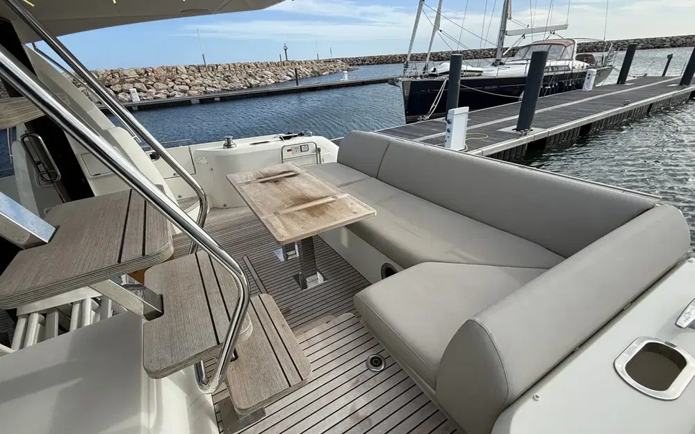 slider 6 Prestige Yachts Prestige 520 Fly