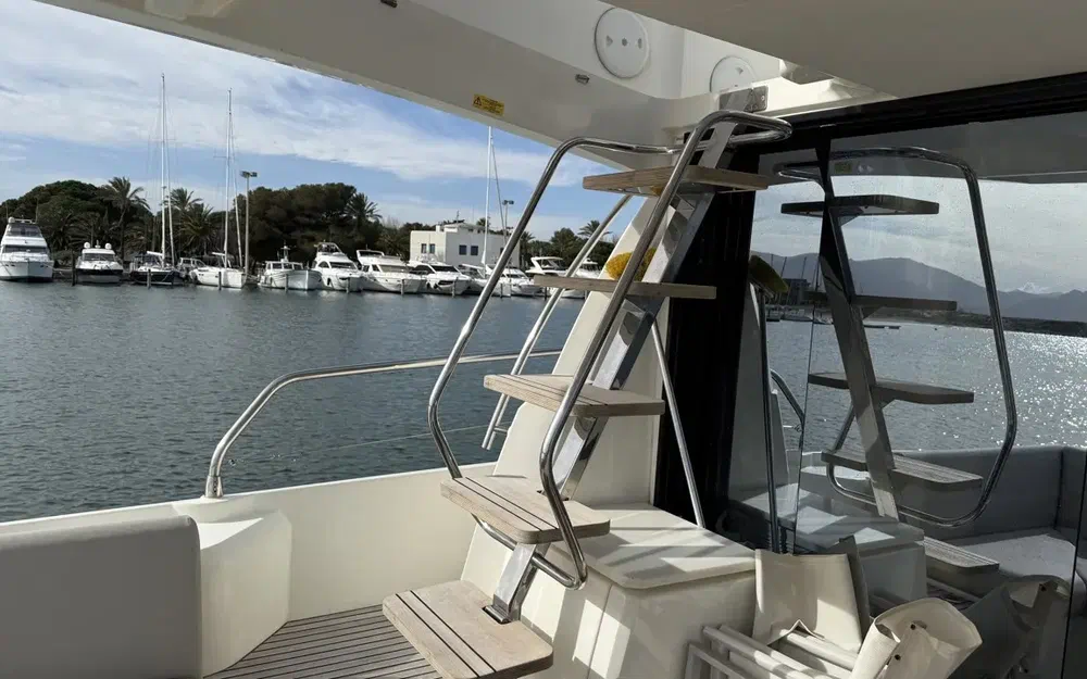 slider 7 Prestige Yachts 520 Fly