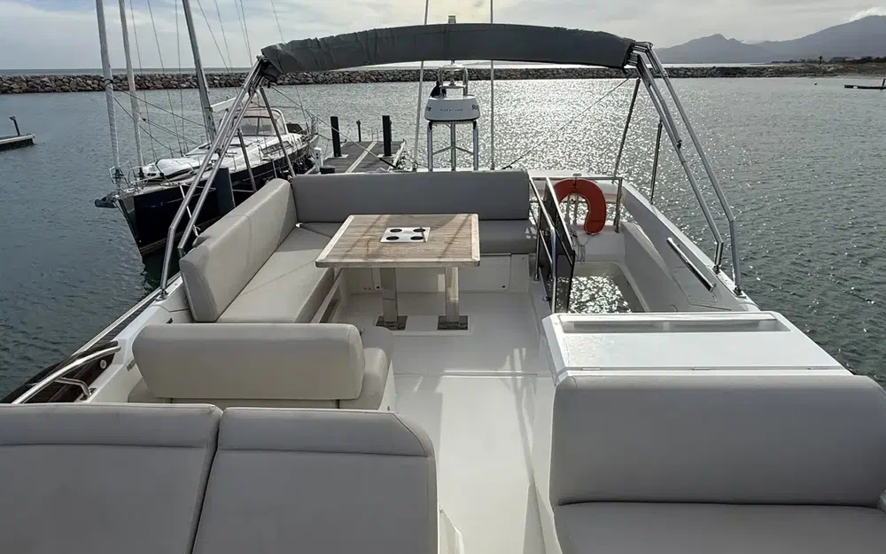 slider 8 Prestige Yachts 520 Fly