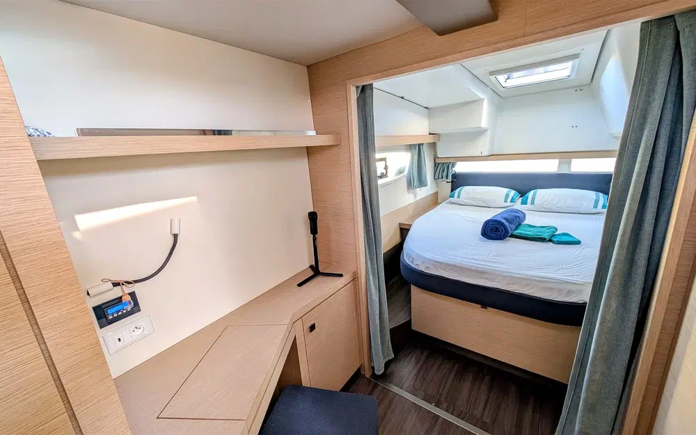 slider 11 Fountaine Pajot Lucia 40 Maestro