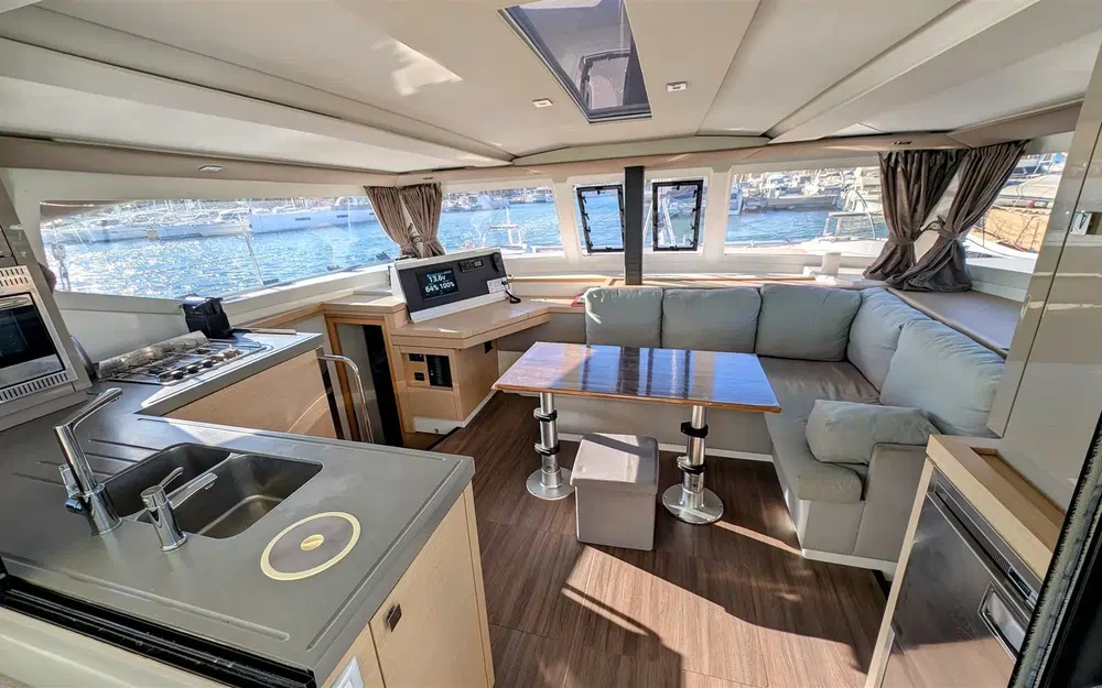 slider 8 Fountaine Pajot Lucia 40 Maestro