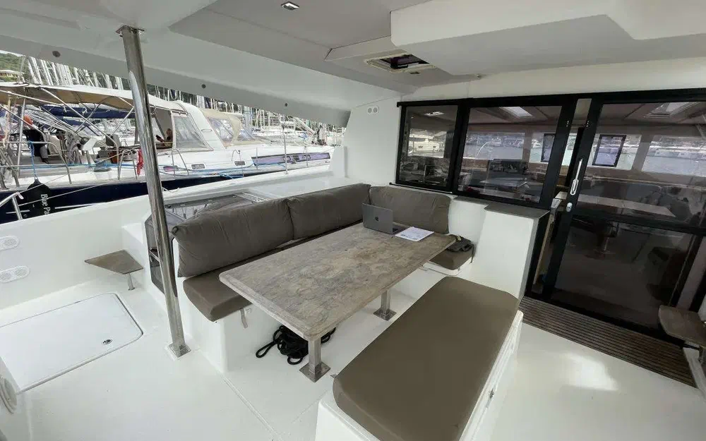 slider 9 Fountaine Pajot Saona 47