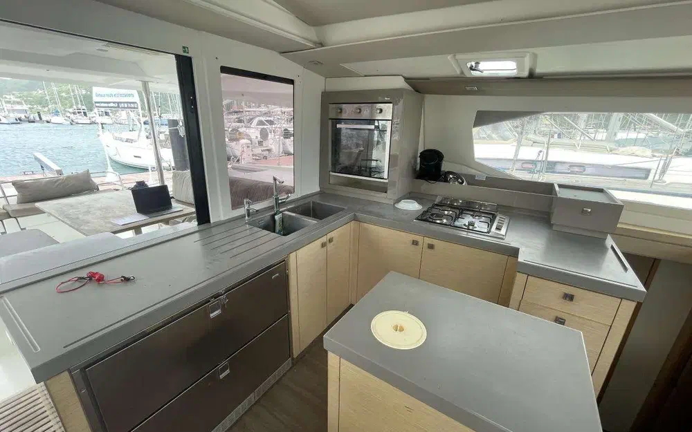 slider 28 Fountaine Pajot Saona 47