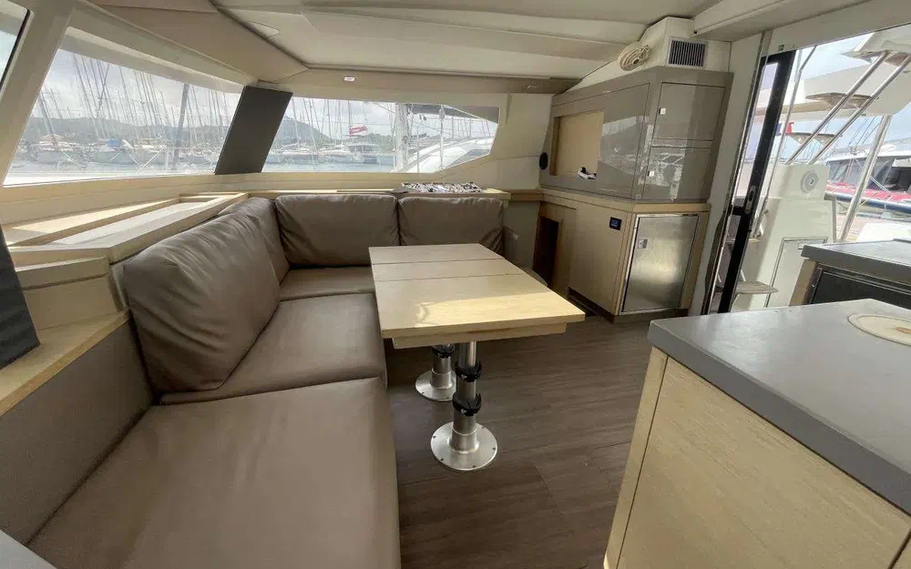 slider 39 Fountaine Pajot Saona 47