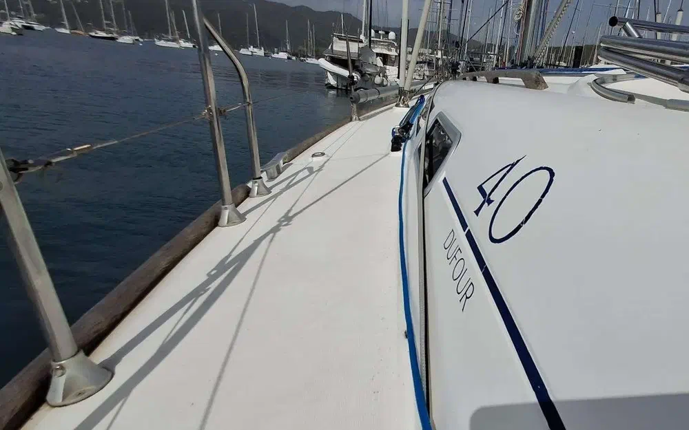 slider 6 Dufour 40 PERFORMANCE