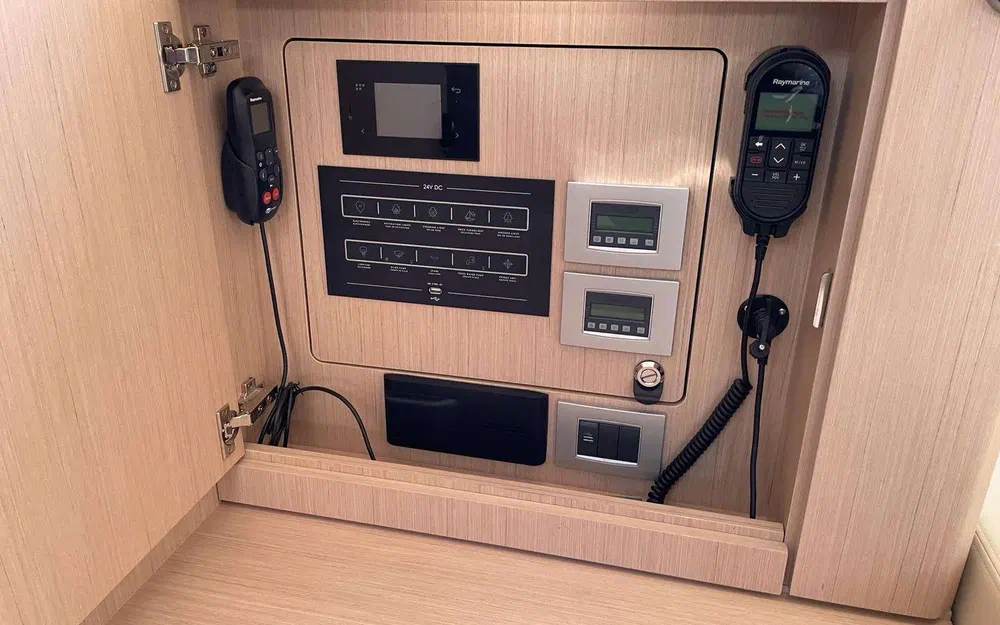 slider 8 Jeanneau 60