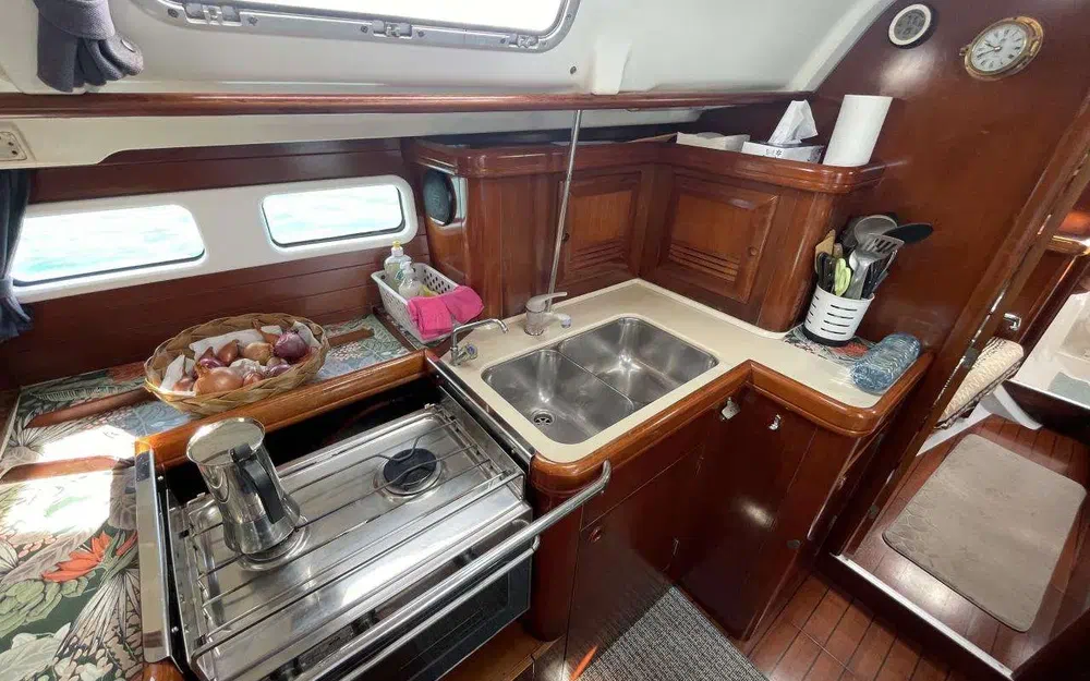 slider 26 Beneteau Oceanis 411 Celebration