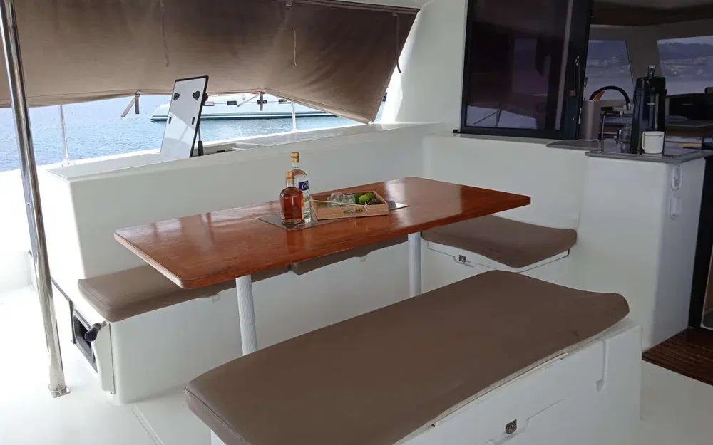 slider 19 Fountaine Pajot Helia 44