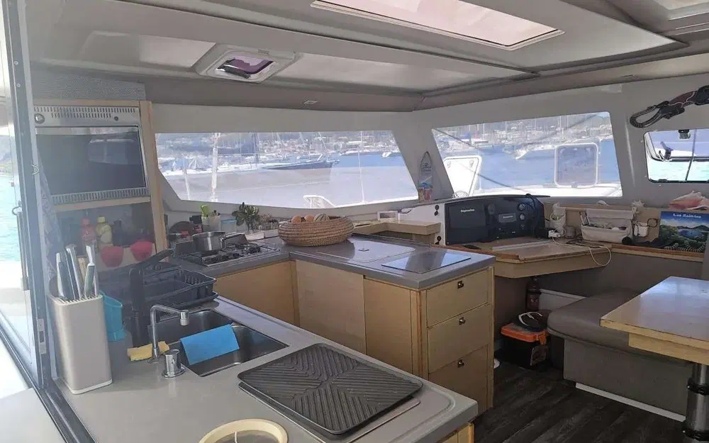 slider 21 Fountaine Pajot Helia 44